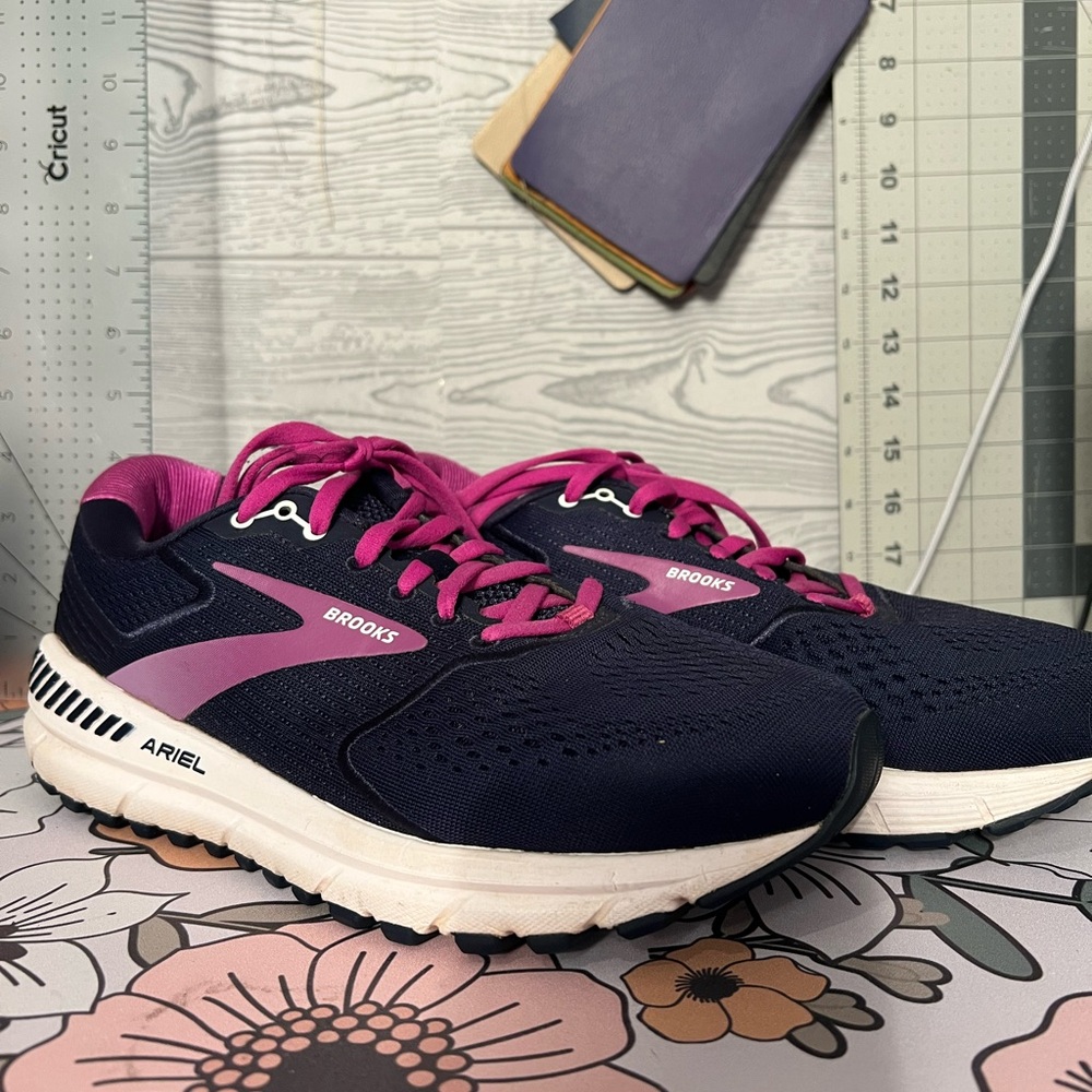 Brooks Ariel Women's Athletic Shoes - Navy and Pink